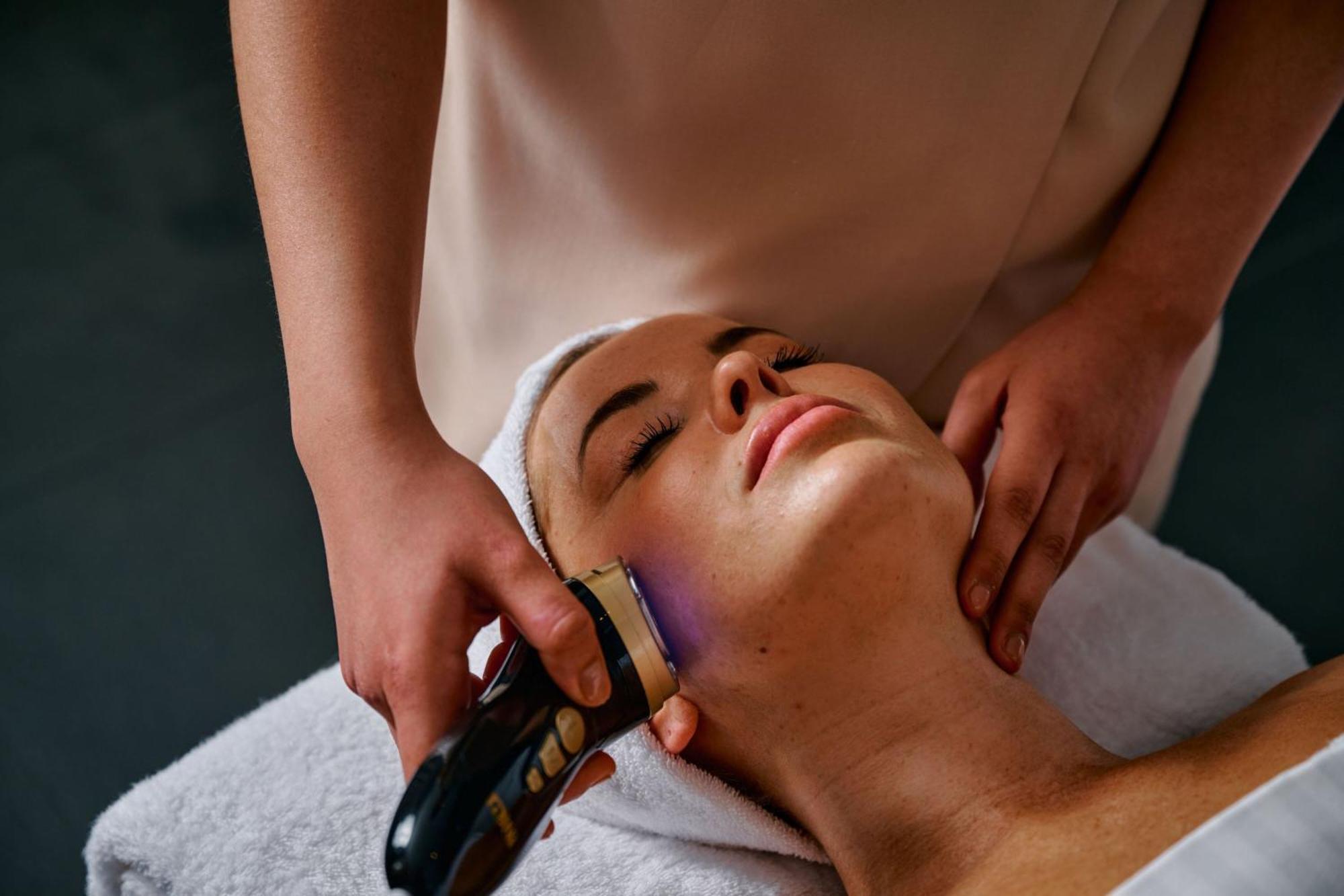 墨尔本喜来登酒店 外观 照片 A woman receiving a facial treatment